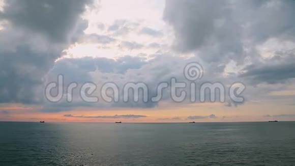 海边黄金时刻日落时货船商业运输视频的预览图