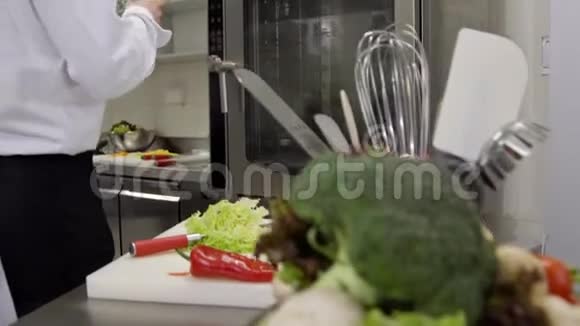 厨师准备沙拉然后智能手机的好消息视频的预览图
