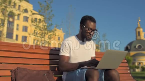 积极的非裔美国人使用电脑在户外活动视频的预览图