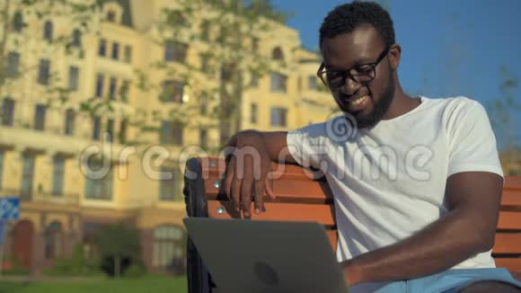 积极的男人在户外上网微笑着对着镜头视频的预览图