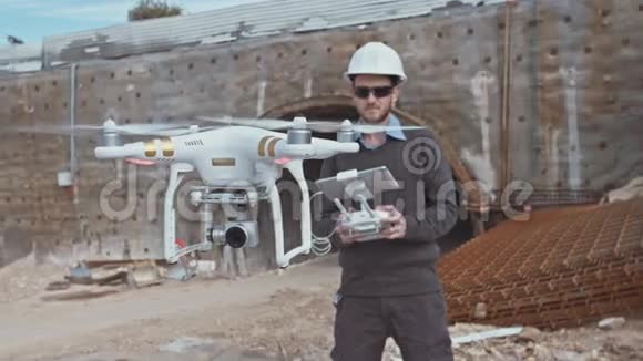 建筑工程师利用无人机在建筑工地进行空中摄影视频的预览图