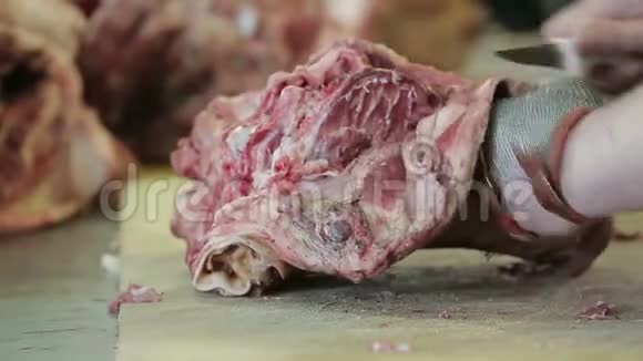 一个屠夫在肉店切猪特写视频的预览图