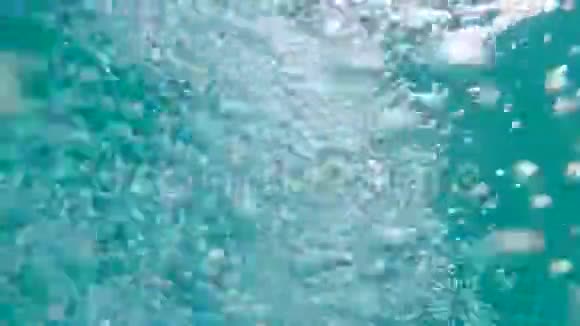 水下关闭许多小气泡上升到表面在游泳池视频的预览图