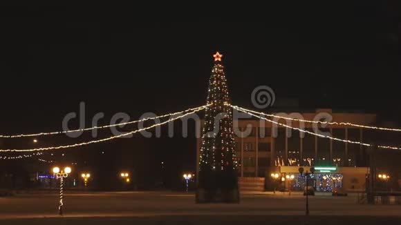 小镇广场中央孤独的圣诞树视频的预览图
