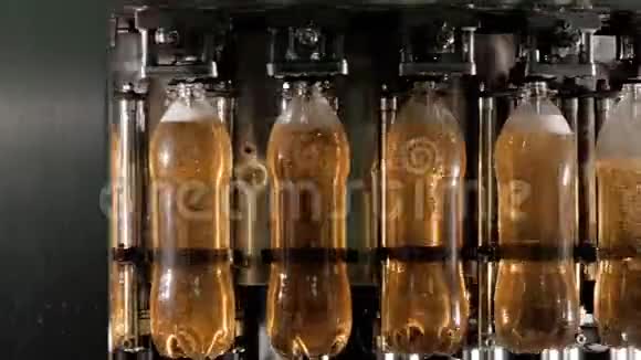 饮料厂自动输送线上的饮料生产和装瓶视频的预览图