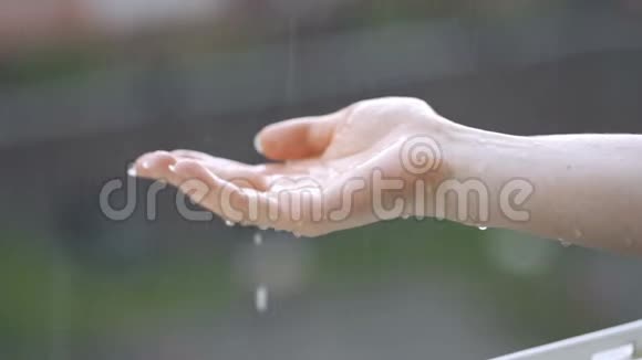 女性手在下降的干净水滴下视频的预览图