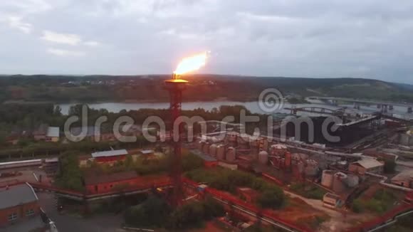 油气精炼厂鸟瞰图坎斯克4K视频的预览图