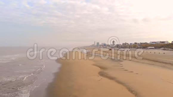 四架直升机飞越荷兰Zandvoort海滩早晨日出在城市上空视频的预览图