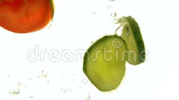 红番茄和黄瓜片放入水中视频的预览图