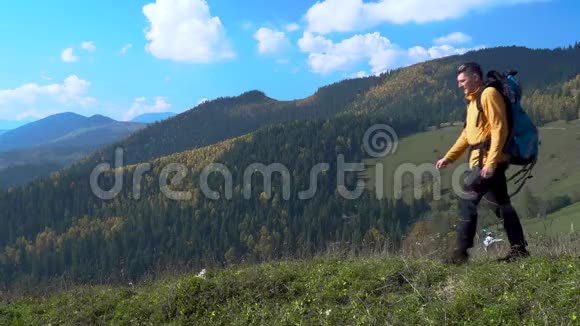 游客在喀尔巴阡山脉旅行视频的预览图