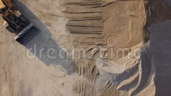 露天采石场的推土机视频的预览图