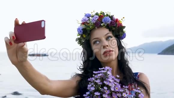 女人带着大海背景的花朵自拍视频的预览图