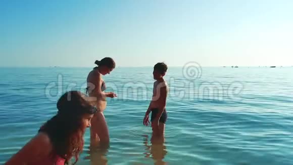 幸福的一家人在海洋里游泳母亲和孩子们在生活方式中游泳视频的预览图