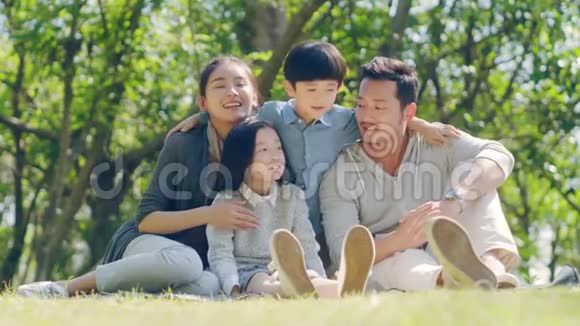 有两个孩子的亚洲家庭在户外放松视频的预览图