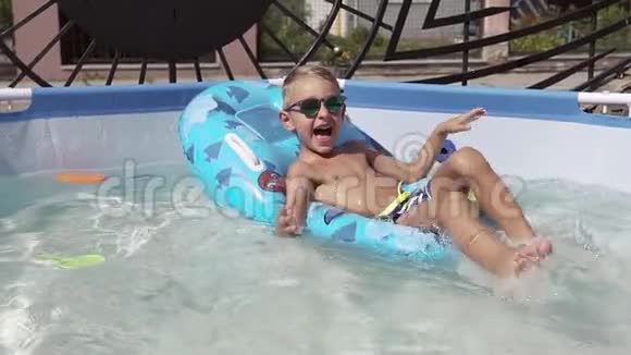 这个男孩正在游泳池里玩得很开心视频的预览图