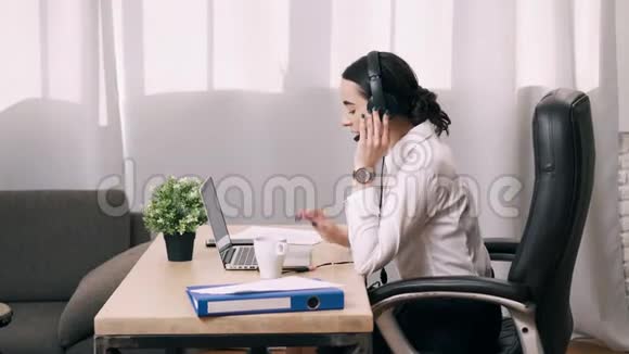 女性呼叫中心工作人员接听客户电话视频的预览图