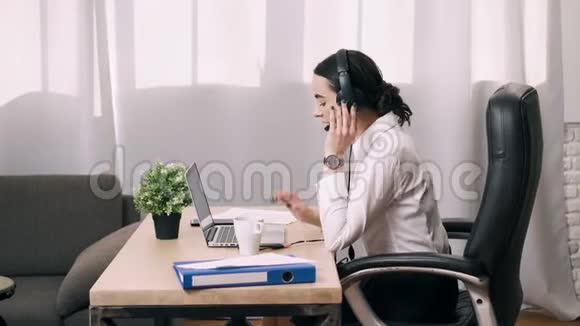 女性呼叫中心工作人员接听客户电话视频的预览图