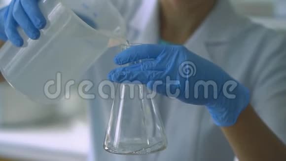 科学家在实验室的试管中倒入红色液体视频的预览图