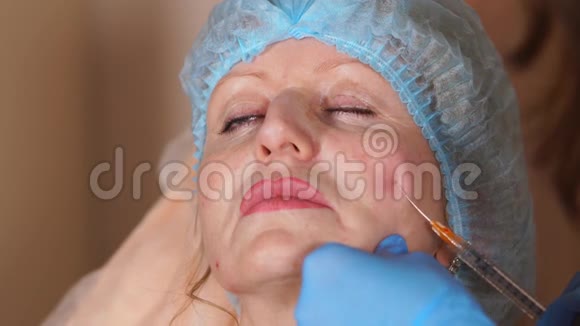 一个女人脸上的特写镜头药物是由填充物注射的视频的预览图
