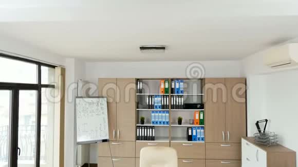 空的现代化办公室桌子上有笔记本电脑和文件视频的预览图