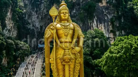 穆鲁根勋爵印度教神像在巴图洞穴和旅游流量在马来西亚时间4K视频的预览图