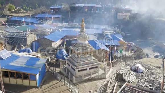 上午在尼泊尔的Lho村玛纳斯鲁巡回跋涉视频的预览图