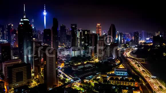 随着吉隆坡城市景观的4K时间流逝背景上有两座塔楼空中观景视频的预览图