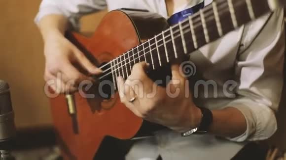 男人演奏吉他视频的预览图