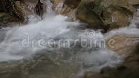 山涧小瀑布随声音落在岩石上视频的预览图