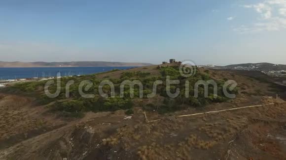 山顶上有绿色的灌木丛和一座历史要塞的废墟视频的预览图