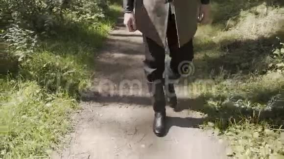一个年轻人沿着一条森林小径散步视频的预览图