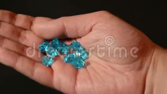 男性手滚动蓝色钻石或宝石检查质量视频的预览图