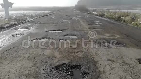 破坏道路交通困难地区交通事故威胁乌克兰农村视频的预览图