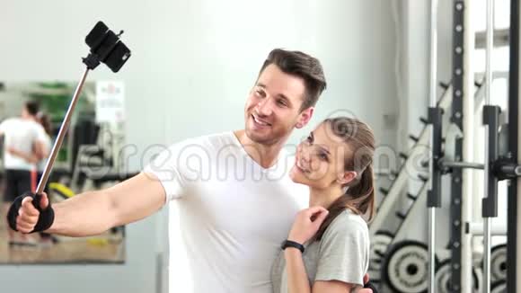 年轻的运动情侣在健身房自拍视频的预览图