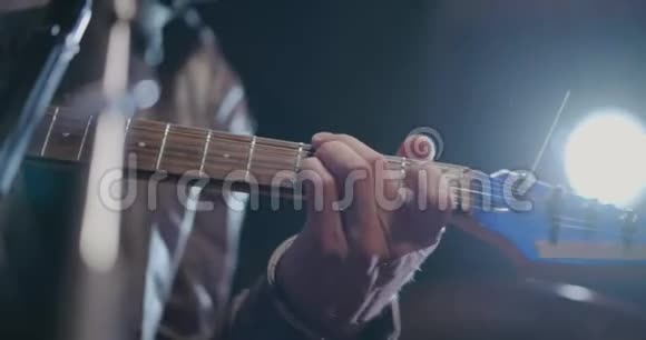 在电吉他上演奏和弦的音乐家手紧视频的预览图