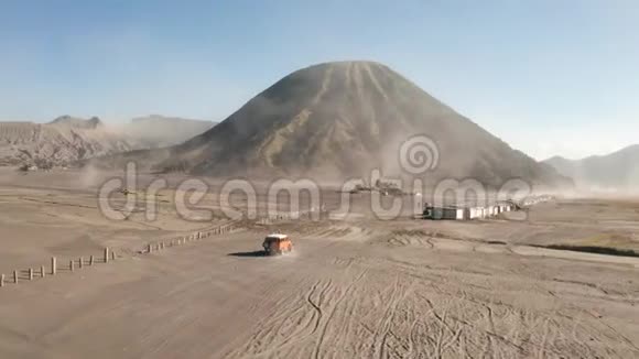 东爪哇沙漠美丽的布罗莫火山观光吉普车巡游的电影拍摄鸟瞰图视频的预览图