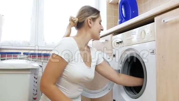 在洗衣机里放了不同颜色的衣服这是一个错误视频的预览图