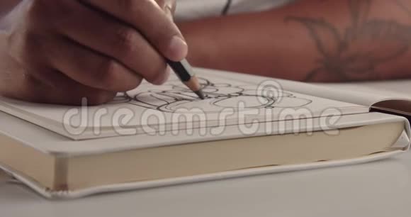混合种族男子笔记本的手绘特写视频的预览图