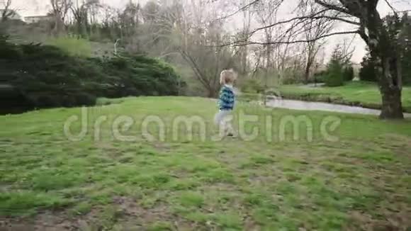 可爱的小男孩靠近水欣赏风景视频的预览图
