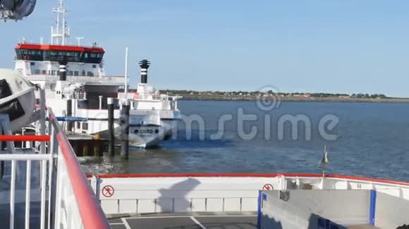 渡轮离开瓦登泽港视频的预览图