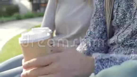 提供带外卖咖啡的在公园长椅上放松的情侣视频的预览图