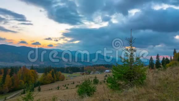 秋天带森林的山村上空多云的日出视频的预览图