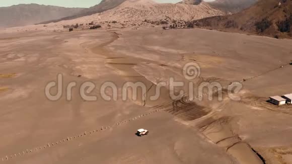 东爪哇沙漠美丽的布罗莫火山观光吉普车巡游的电影拍摄鸟瞰图视频的预览图