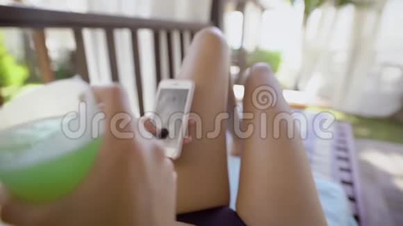 女人躺在露台上的日光浴床上视频的预览图