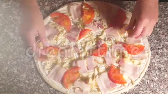 厨师手工制作意大利披萨在厨房特写做披萨的过程4K视频的预览图