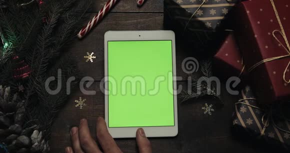 男性用绿色屏幕在白色平板电脑上点击页面铬钥匙上景垂直位置视频的预览图