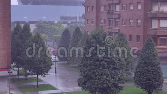宿舍区大雨视频的预览图