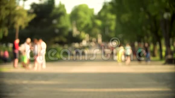 城市公园里的一群人城市车道克拉斯诺达尔奥罗拉2018年6月视频的预览图