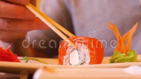男人在传统的亚洲餐厅吃日本寿司卷视频的预览图