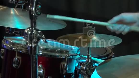音乐家打鼓鼓手的手鼓包俱乐部的爵士音乐会视频的预览图